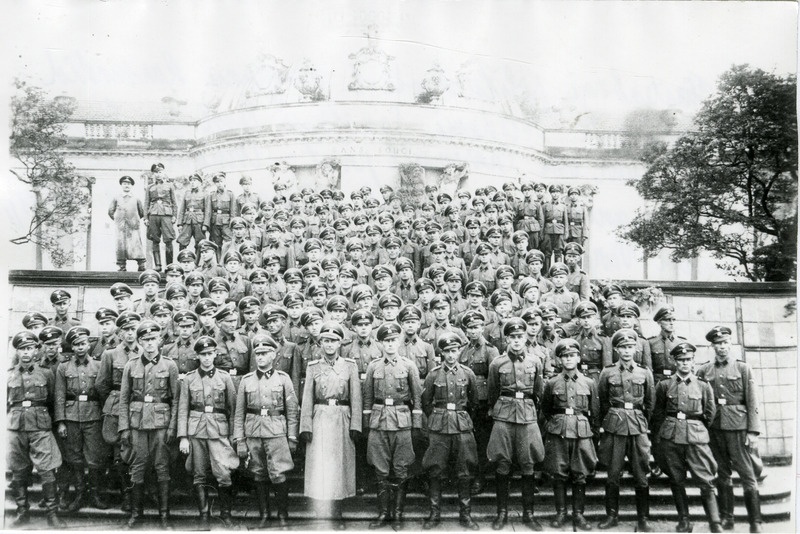 Fürstenbergi politseikooli 6. kompanii kursandid ekskursioonil Potsdami Sanssouci lossi ees