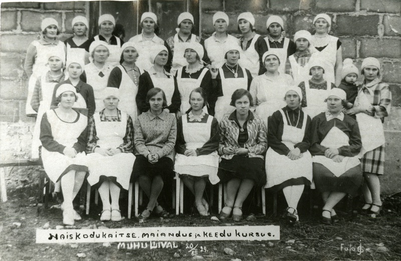 Naiskodukaitse poolt korraldatud majandus- ja keedukursustest osavõtjad Liival