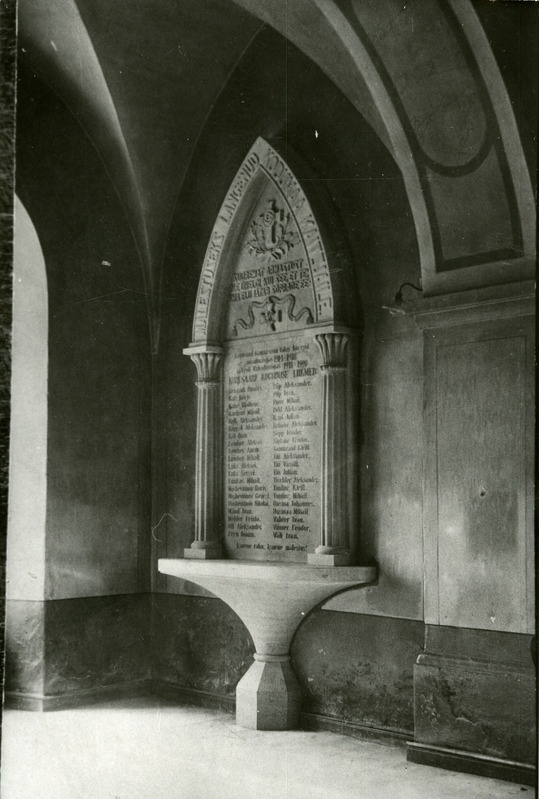 I maailmasõjas ja Eesti Vabadussõjas langenud koguduse liikmete nimekiri Kuressaare Nikolai kiriku seinal