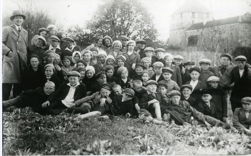 Taritu algkooliõpilased ekskursioonil Kuressaare kindluse Läänebastionil