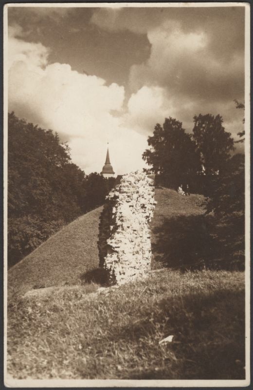 fotopostkaart, Viljandi, II Kirsimägi, osa vastu Suurorgu, müür, Jaani kiriku torn, u 1935, foto T. Parri (Viljandi)