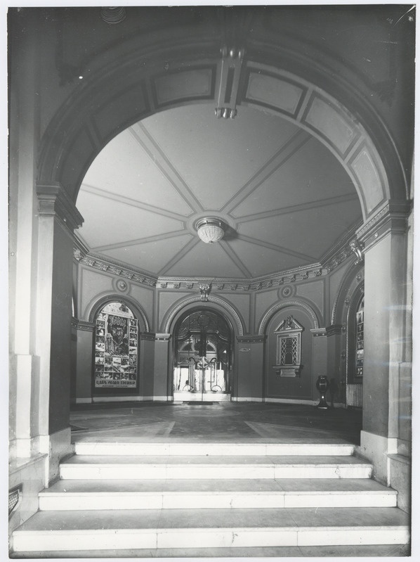 Kino "Gloria Palace" vestibüül, vaade välisuksele.