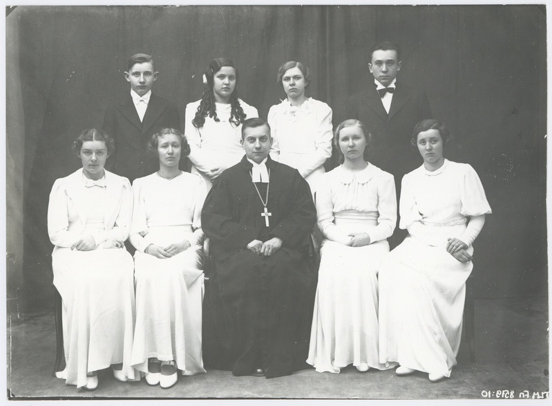 Niguliste kiriku leerilapsed ja pastor R. Walter.