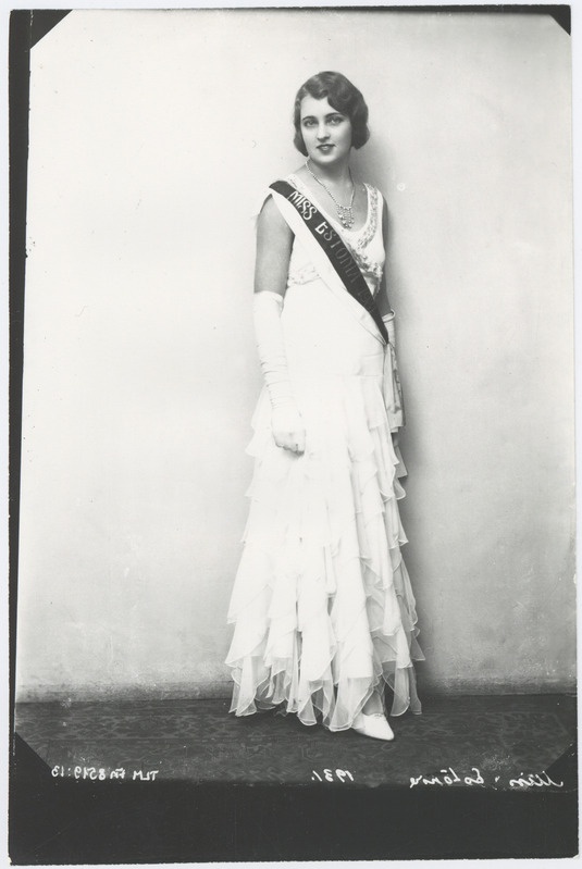 "Miss Estonia" Lilli Silberg, täisportree õhtutualetis.