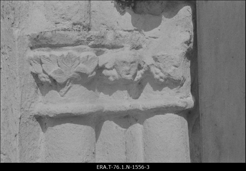 Türi kirik. Lõunaportaal- detail. Idapoolne talum (enne puhastamist).