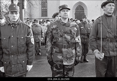 Kaitseliidu, Kodukaitse ja piirikaitseteenistuse paraad Vabaduse platsil Eesti Vabariigi 74. aastapäeval. Kiriku ees. Esiplaanil kolm kaitseväelast.  similar photo