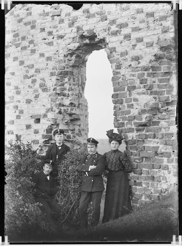fotonegatiiv, Viljandi lossimäed, 3 postiametnikku (sh Pull ja naine), kübar, 1907, foto J. Riet