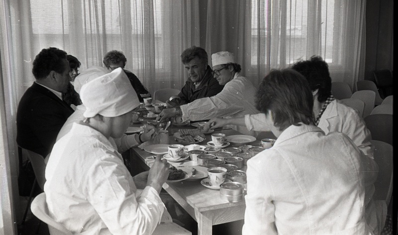 Kalurikolhoosi "Lääne Kalur" konservitsehhi toodangu degusteerimine. Laua ümber kolhoosi ja meremuuseumi töötajad