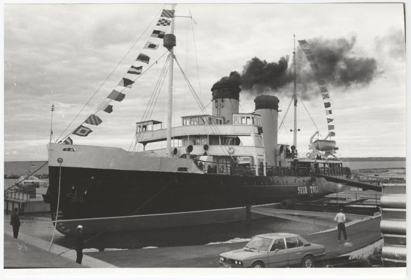 Jäämurdja "Suur Tõll" Linnahalli kai ääres