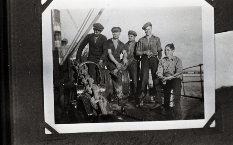 Aurulaev "Lenna" meeskonnaliikmeid laevatekil. Paremalt: pootsman Veevo, nooremmadrus Reha, vanemmadrus Russow, kütja, tekipoiss Pännik