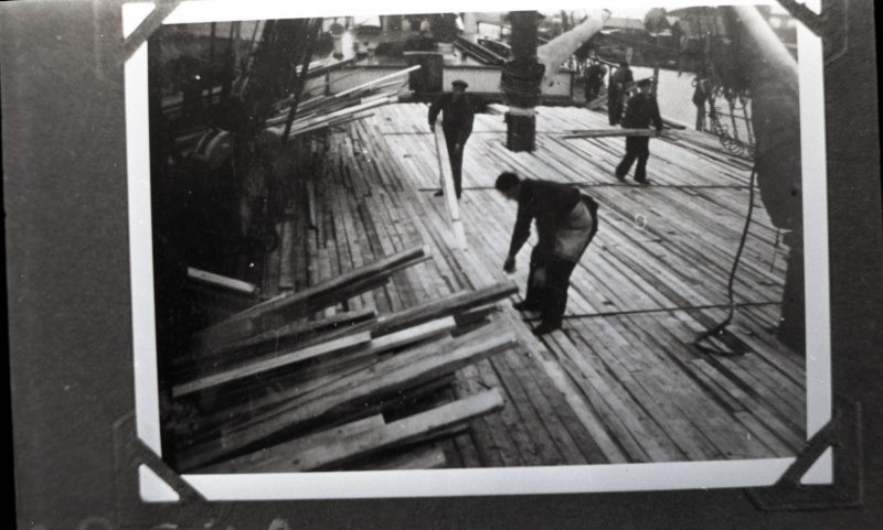 4-mastiline barkantiin "Tormilind": tekklaadungi lossimine