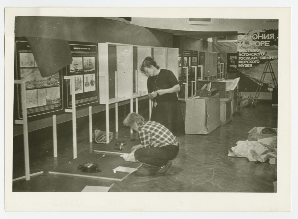 Eesti Riikliku Meremuuseumi näitus "Eesti ja meri"  Minski Ajaloomuuseumis. Näitust panevad üles Ants Pärna ja Aino Toppi.