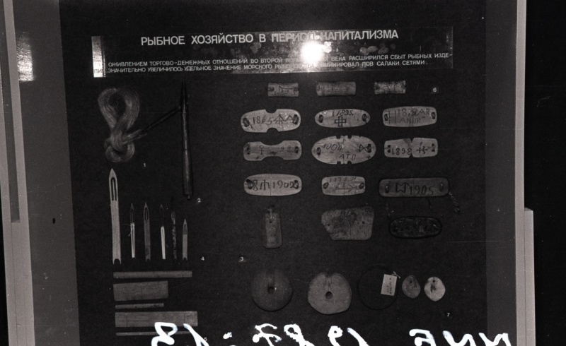 Eesti Riikliku Meremuuseumi näitus "Eesti ja meri" Minski Ajaloomuuseumis. Vitriin võrgupüügi vahenditega.