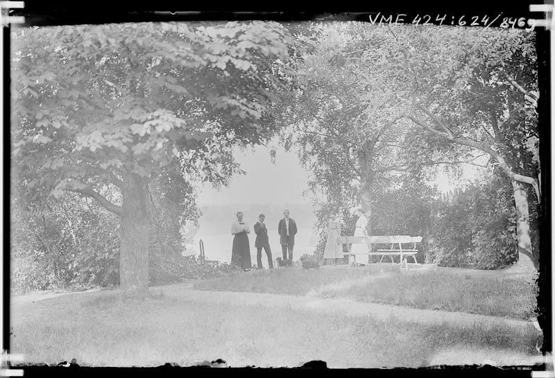 fotonegatiiv, Viljandi lossimäed, pink, inimesed, eemal järv, 1914, foto J. Riet