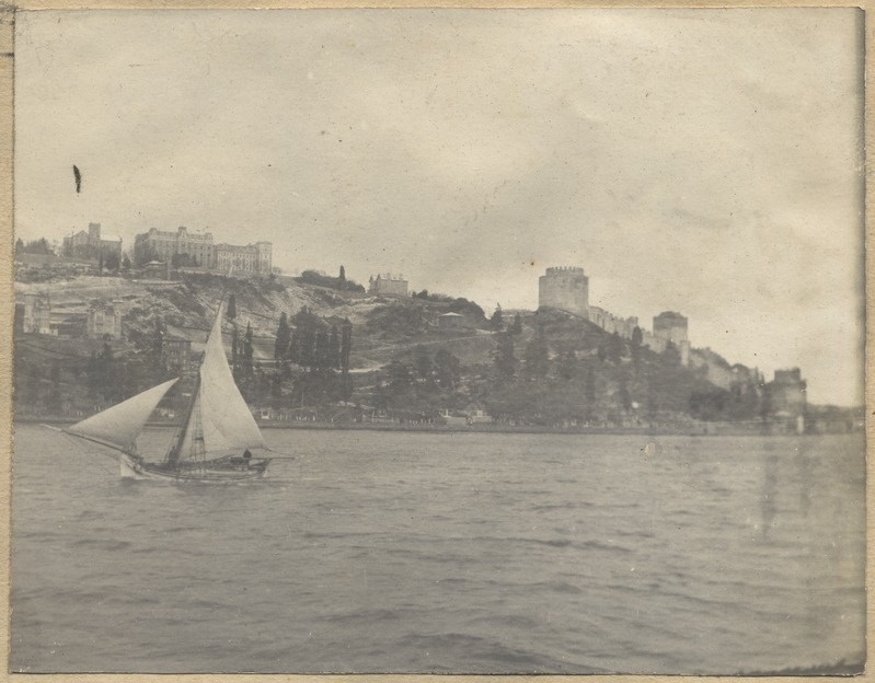 Vaade Konstantinoopolile merelt. Paremal Rumeli Hisari kindlus.