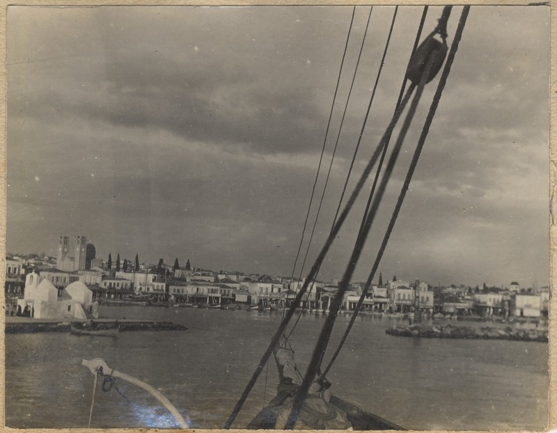 Vaade sadamale ja linnale Vahemere rannikul