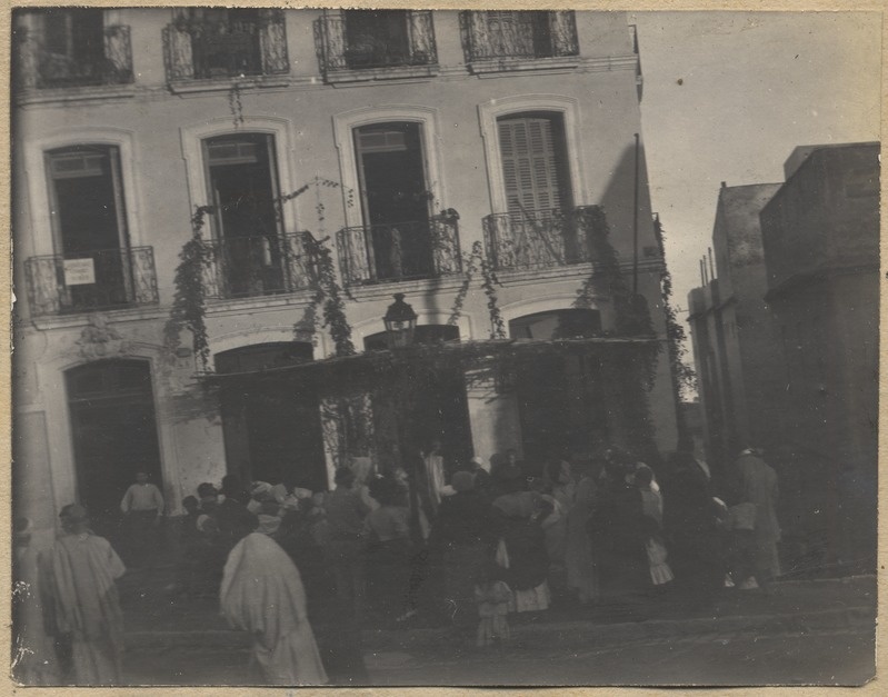 Rahvas Alžiiri linna tänaval