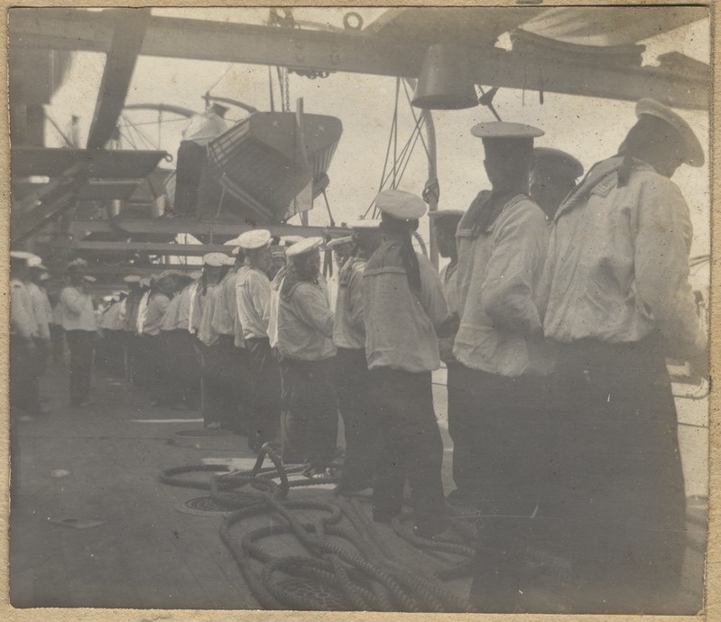 Sõjalaeva teenistuspaadi vettelaskmine