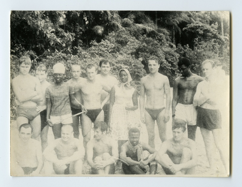 Mootorlaeva "Rakvere" meeskonnaliikmed Guinea üliõpilastega rannas