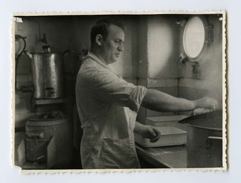 Kaubaauriku "Verhojansk" kokk kambüüsis toitu valmistamas