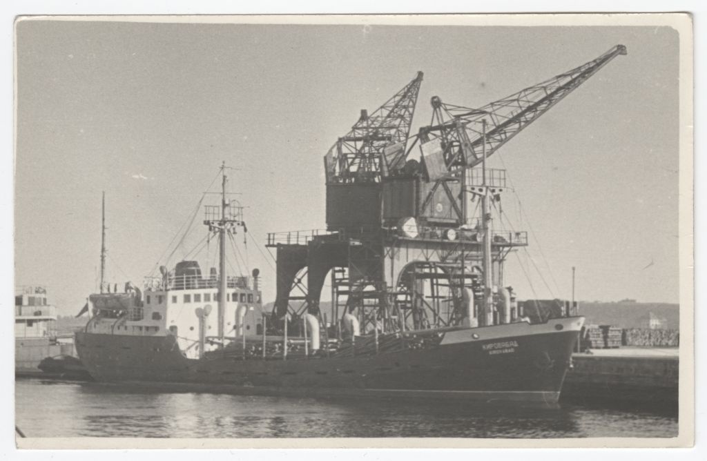 Kaubalaev "Kirovabad" Tallinna sadamas. Kai peal kraanad