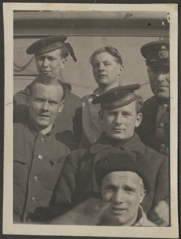 Vahilaev "Laine" madrus Agu Sepp (keskmises reas vasakult esimene) Nõukogude Liidu mereväelaste hulgas.