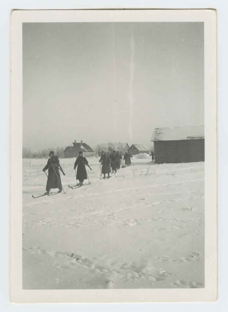 Kaitseväe Ühendatud Õppeasutuse Sõjakooli aspirantide kursuslased suuskadel