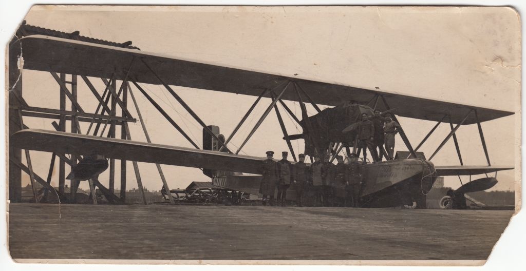 Itaalia vesilennuk Tallinnas Lennusadamas, lennuki juures meeste seas Merilennu eskadrillis teeninud Elmar Eero