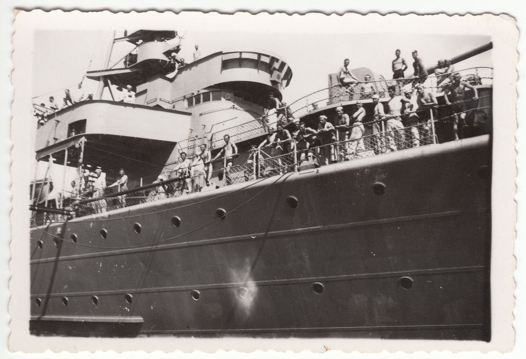 mereväelased sõjalaeva tekil