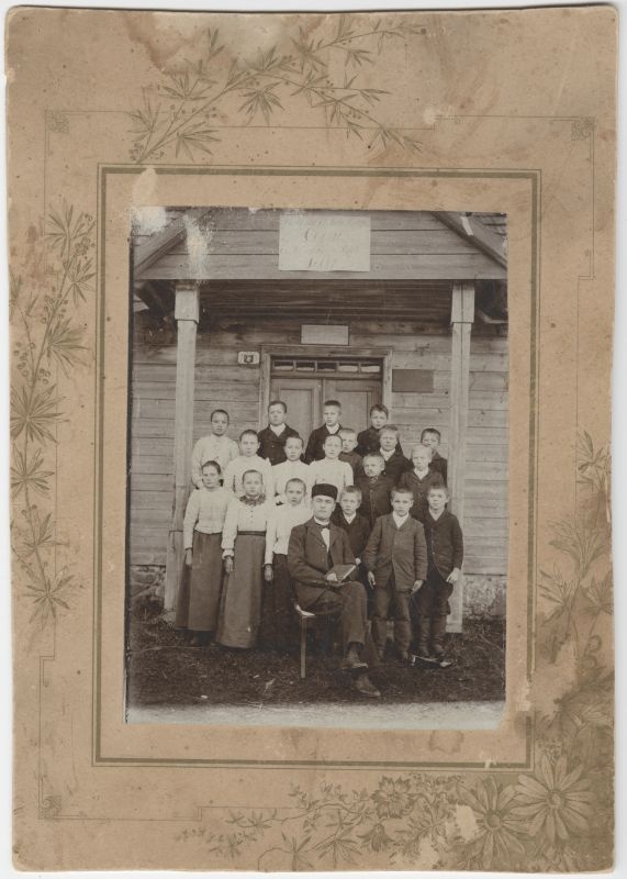 grupifoto, Seli algkooli lapsed koolimaja ukse ees (Hermann Tõnissoo?)