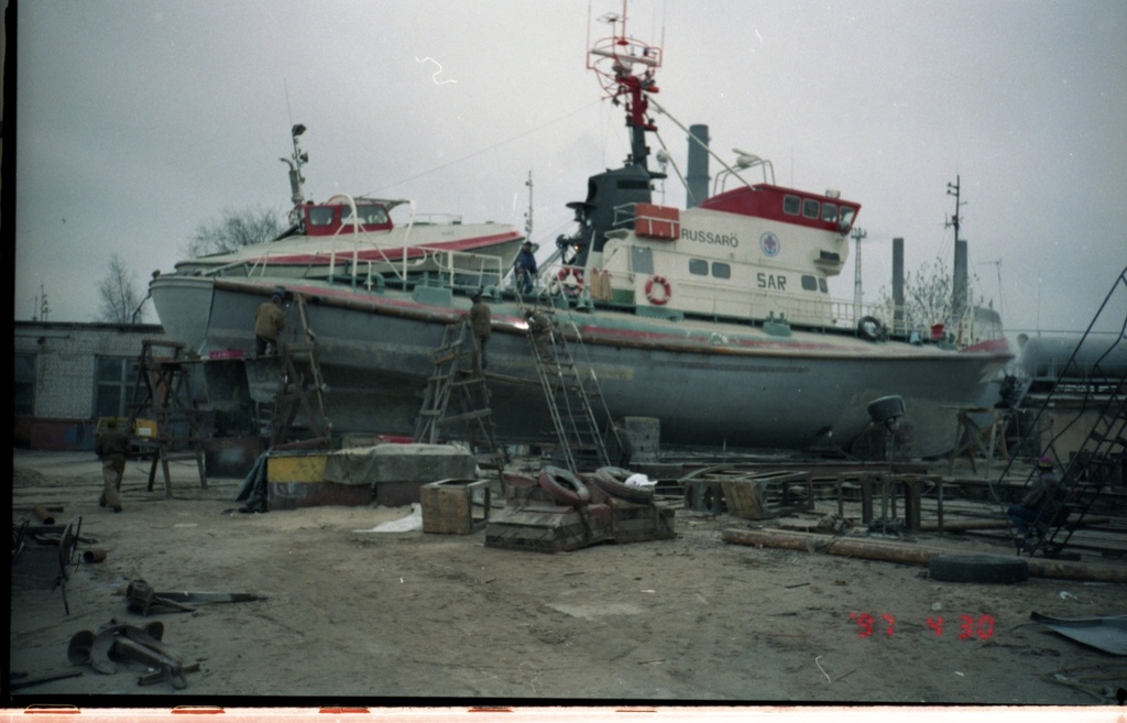 Soome päästelaev "Russario" remondis endise Tallinna Kolhoosidevahelise Laevatehase ellingul.
30.04.1997