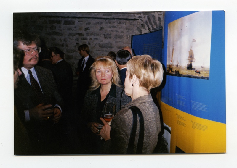 Hollandi näituse "Madalmaade meresõidu hiigelaeg" avamine Meremuuseumis. Esiplaanil  Urmas Dresen ja Katrin Sepalaan vestlemas Tallinna Linnamuuseumi direktori Maruta Varrakuga