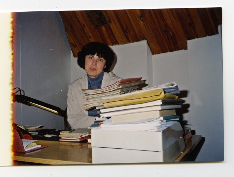 Meremuuseumi teadur Helju Zahharov oma töölaua taga