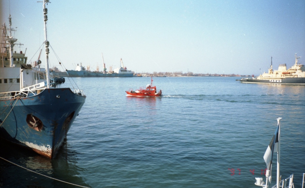 Hundipea sadam. Eemal paistmas jäämurdja "Tarmo".