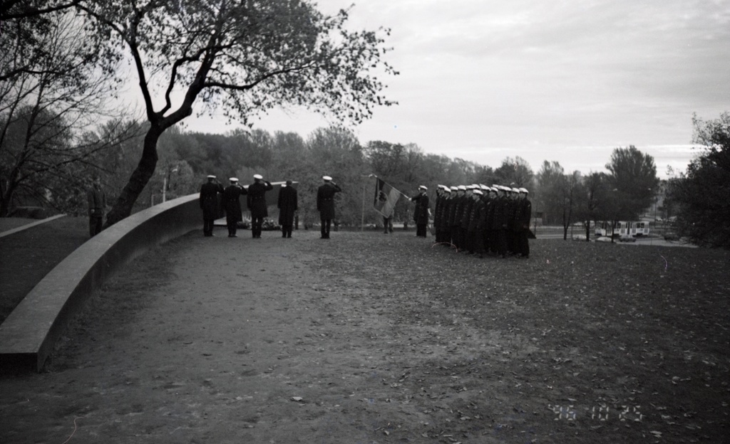 Pärja panemine parvlaeva "Estonia" mälestusmärgi juurde