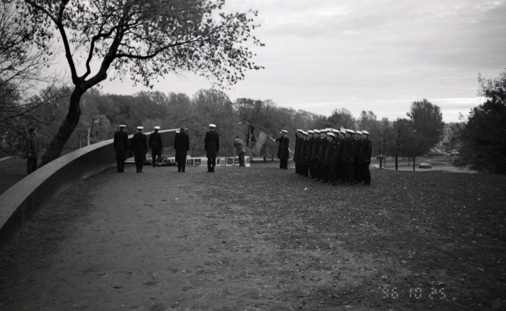 Pärja panemine parvlaeva "Estonia" mälestusmärgi juurde