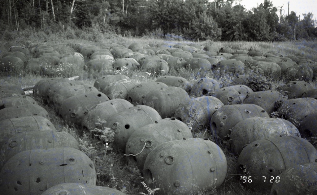 Tühjad meremiinide kestad Naissaare läänerannal. Miinide "põletamise" koht.