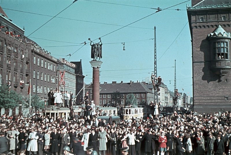 British troops passes Rådhuspladsen (town square) in Copenhagen.