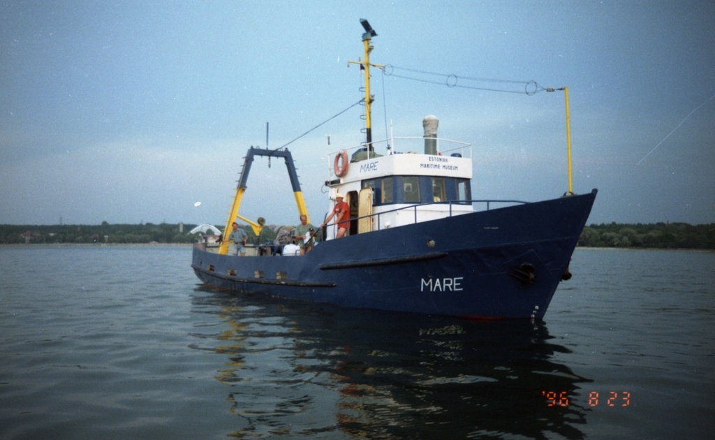 Mootorlaev "Mare" Tallinna sadama väravas