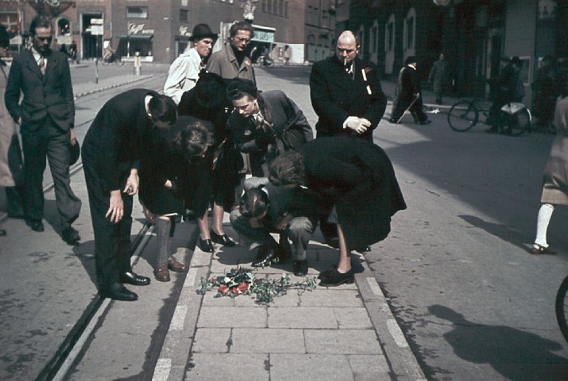 Flowers where the freedomfighter, police officer Kaj Hedal was shot. Nytorv at Strøget (the pedestrian street) in Copenhagen. Photo: Jørgen Nielsen