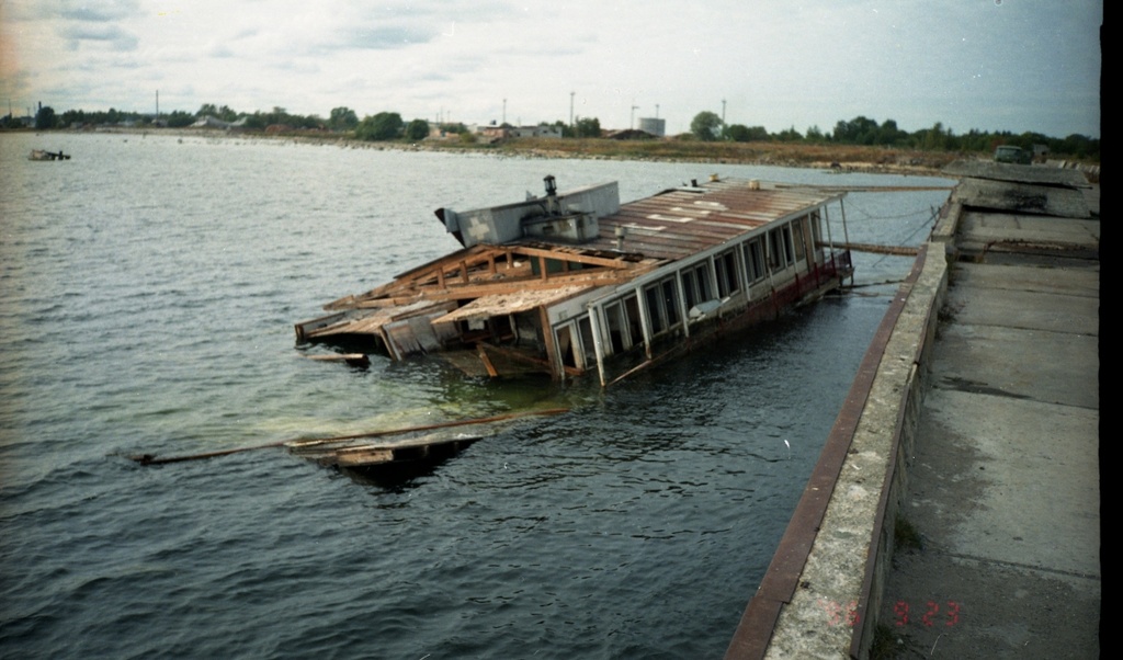 Tallinnas Paljasaare Katariina kai ääres uppunud endine ujuvhotell "Victoria"