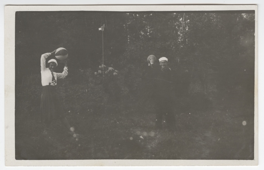 Mereväe Ekipaaži madrus naisterahvaga palli mängimas.