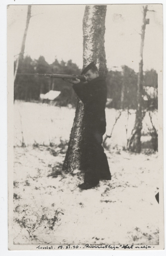 Toolse meresideposti madrus vintpüssiga sihtimas.
