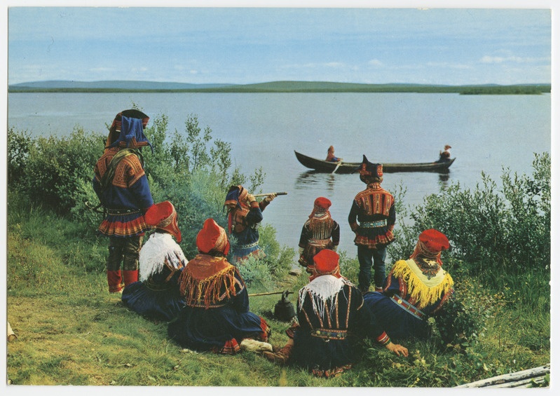 Soome. Rahvariides saamid järve kaldal