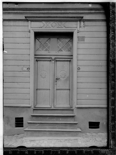 Maja uks Lille tänav 8