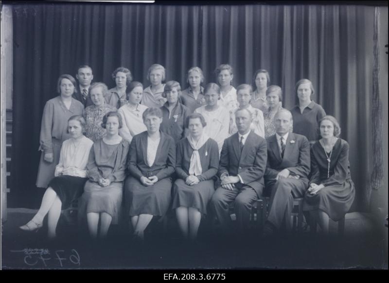 Grupp Paide Algkooli täiendusklassi lõpuklassi õpilasi ja õpetajaid.