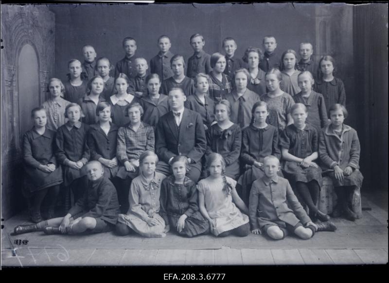 Paide Algkooli V klassi õpilased õpetaja Melinkiniga.