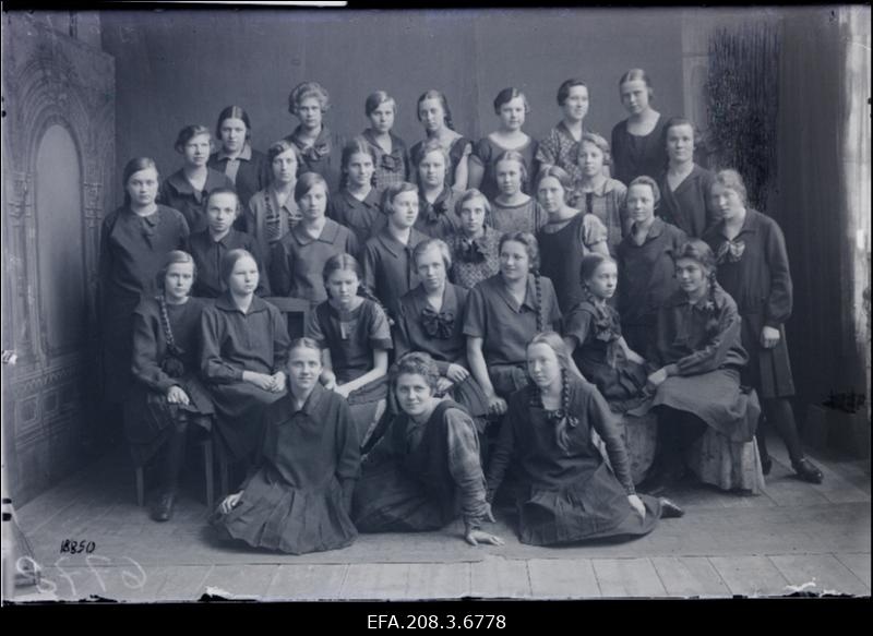 Grupp Paide Ühisgümnaasiumi II a klassi õpilasi.