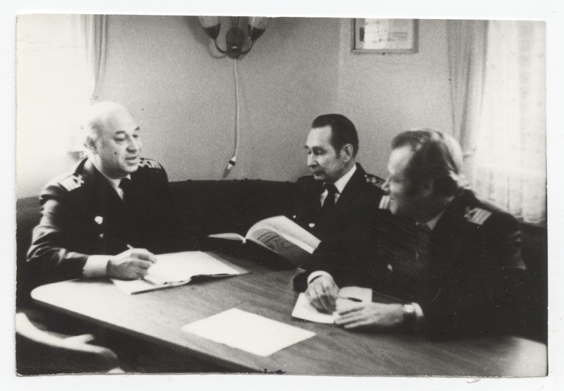 Uno Laur (keskel) kahe mereväelasega istumas laua taga