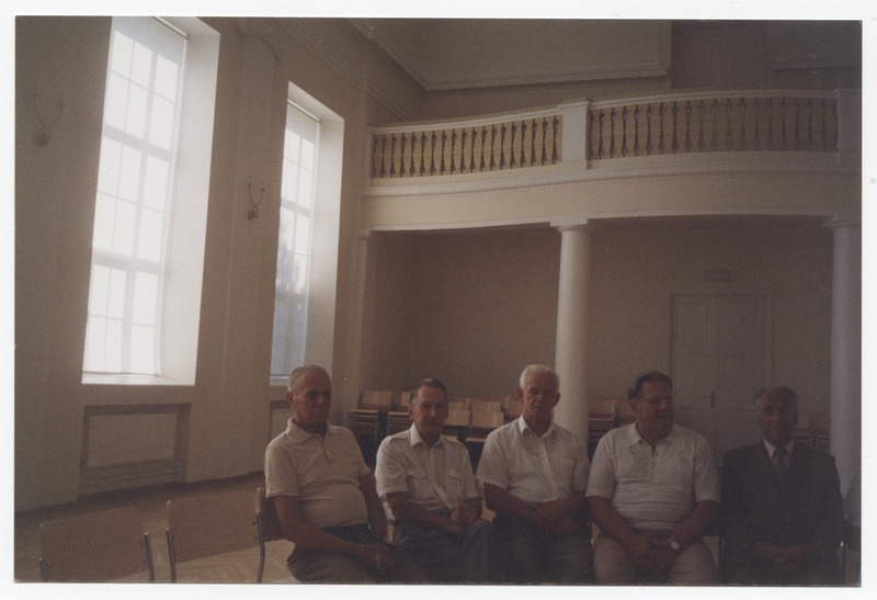 Grupifoto, Tallinna Merekooli I lend kooli 50 aastapäeval saalis, vasakult August Ingerma, Uno Laur, Roland Leit, A. Kask, Kalju Toomara (õppejõud)